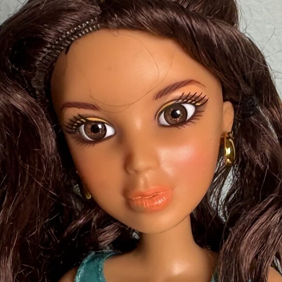 2009 Spin Master Ltd LIV 12" Doll #91009MPG  Articulated  Brown Eyes - Picture 2 of 4